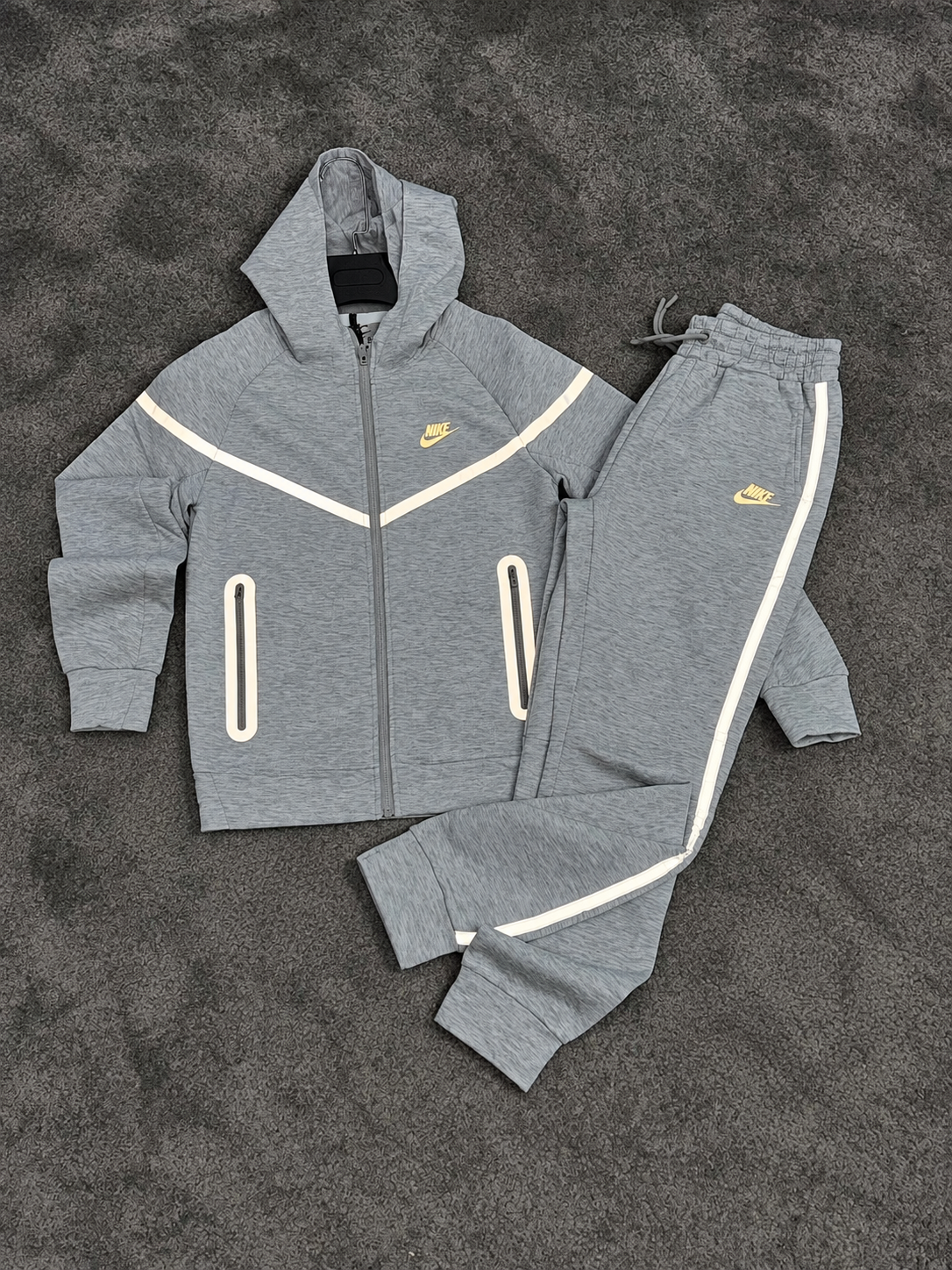 NIKE TECH (REFLECTANDO)